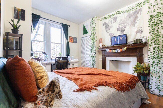 Foto del edificio - Renovated 3 Bed in Prime Brookline | Heat & Hot Water Included | High Ceilings | 9/1