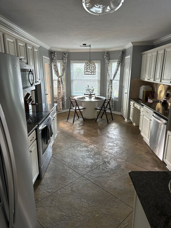 Foto del edificio - 4 Bedroom Single Family Home in Humble