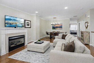 Building Photo - 273 Roslyn Ct