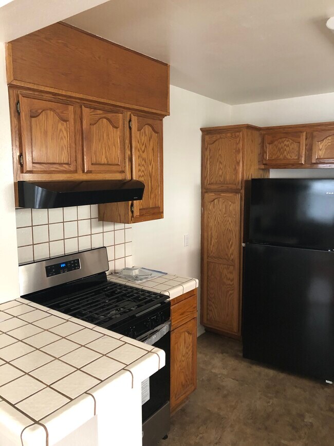 Kitchen - 1044 N Kenwood St