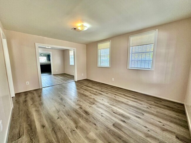 Foto del edificio - 305 N Live Oak St