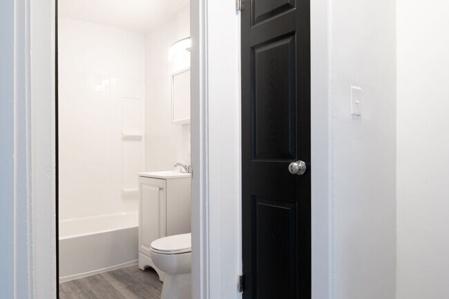 Foto del edificio - Available Now: Beautiful Three Bedroom Private Townhome!