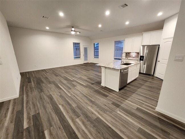 Building Photo - 1606 Happy Vly St