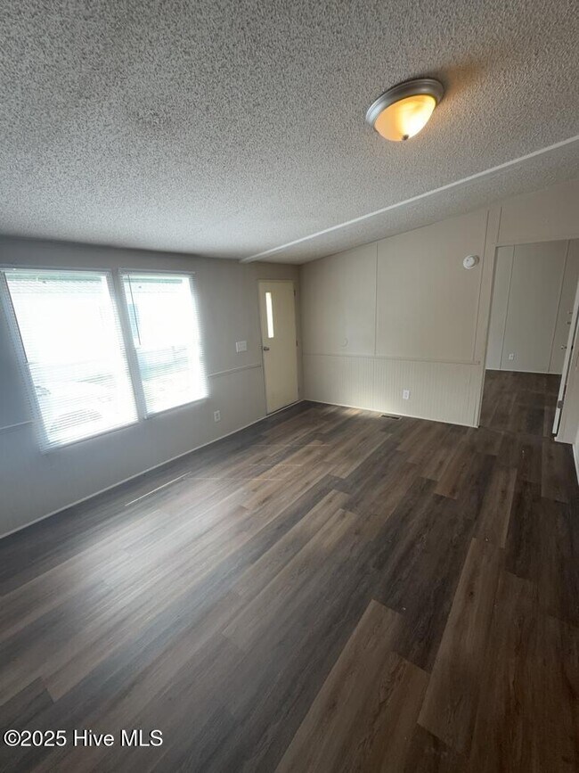 Foto del edificio - 2108 Catherine Lake Rd
