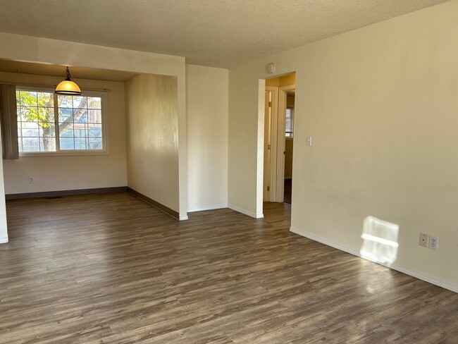 Foto del edificio - 2 Bedroom / 1.5 Bathroom Duplex in Redmond...