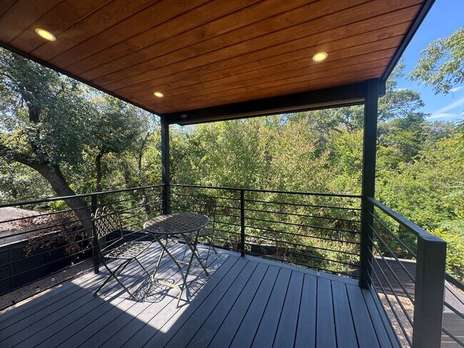 Foto del edificio - Remodeled 6 Bedroom Walking Distance to UT