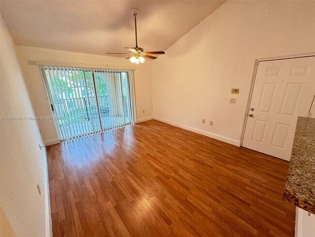 Foto del edificio - 1715 Village Blvd