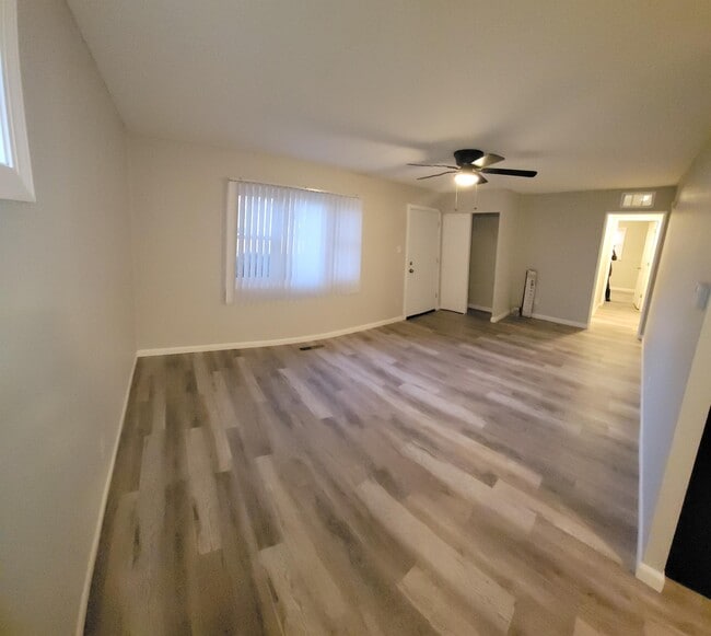 Building Photo - 202 S Hammes Ave