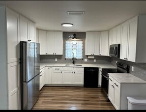 Building Photo - 2424 Roberts Dr