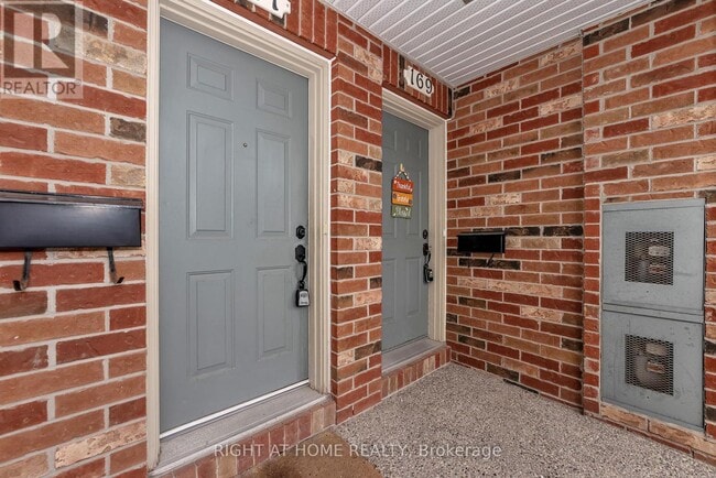 Photo du bâtiment - 70 Edenvale Dr