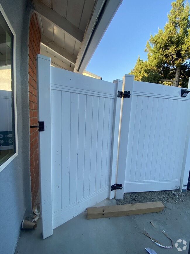 Gated entry - 476 Reims St