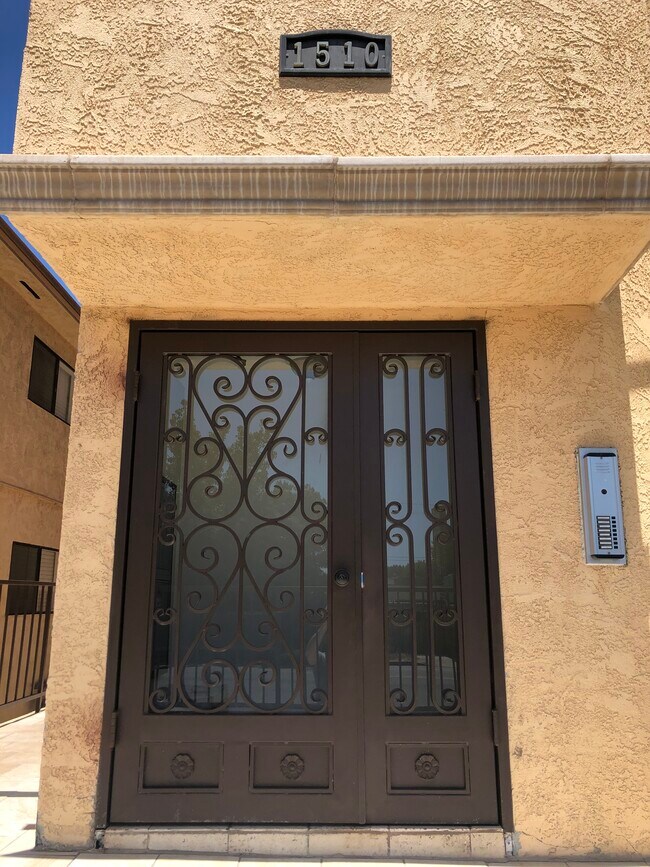 Entry Door with Controlled Access - 1510 S Barrington Ave
