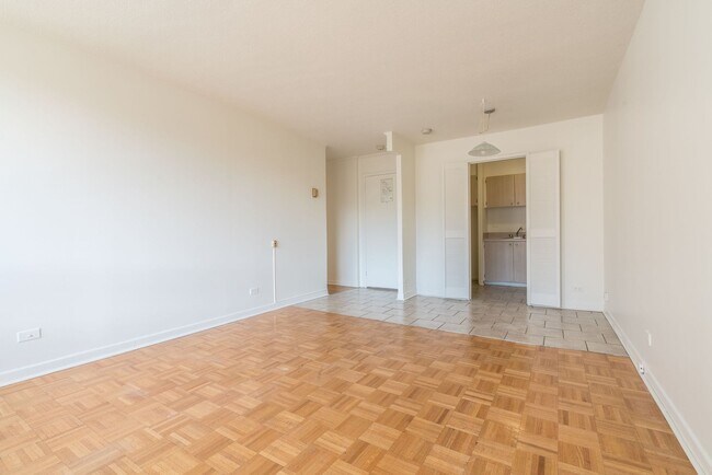 Building Photo - 1975 Maisonneuve Blvd W