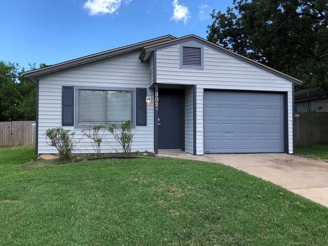 Foto principal - 3 Bed House w/ Garage & Private Yard