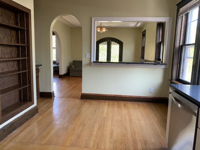 Foto del edificio - 7256 Pershing Ave