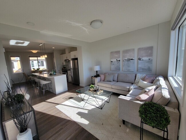 Photo du bâtiment - 2796-2796 Maple Way NW