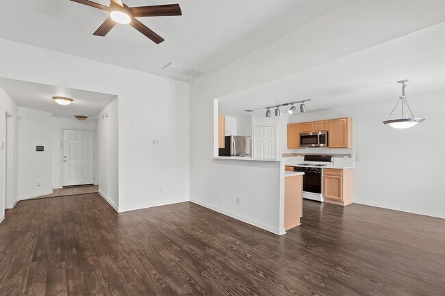 Building Photo - 200 Buttercup St