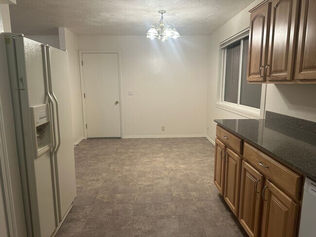 Foto del edificio - Spacious and recently updated, this 6-bedroom, 3-bathroom home in Ammon