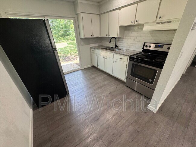 Building Photo - 420 W Mahoney Dr