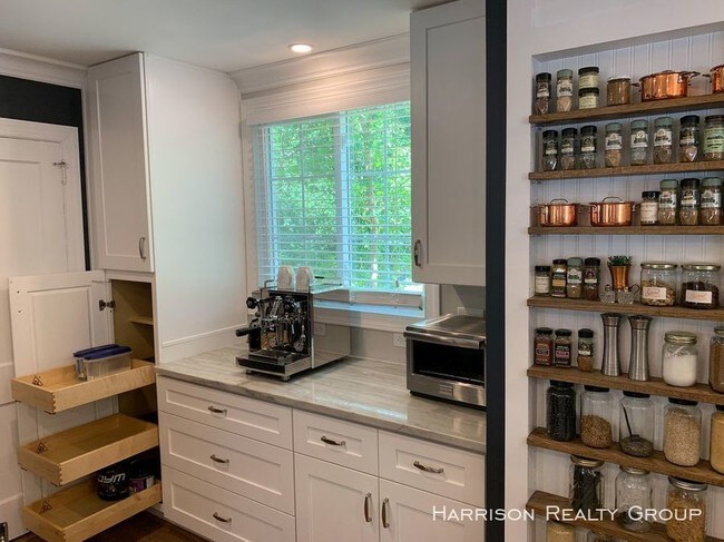 Foto del edificio - Desirable Updated Inside Beltline Ranch Home