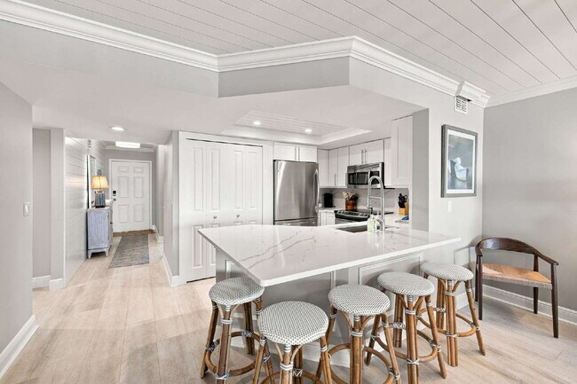 Building Photo - Chateau Vanderbilt 3 bedroom condo with water views.