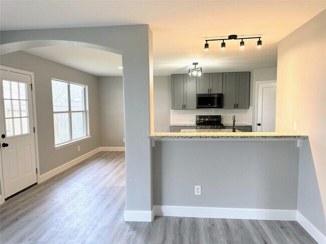 Building Photo - 1611 Wooded Acres Dr