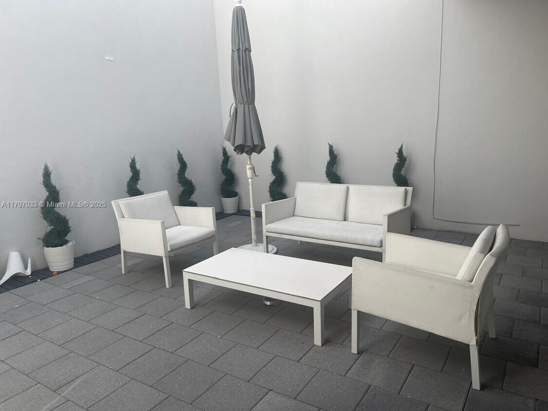 Foto del edificio - 6423 NW 105th Ct