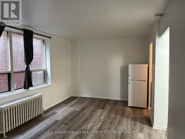 Building Photo - 1582 Bathurst St