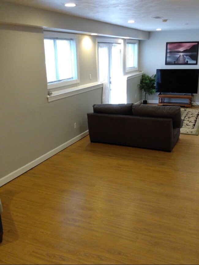 Aterrizaje - 10994 Fairview Ave