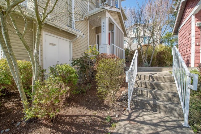 Building Photo - Spacious 3 stories townhouse, minutes from...