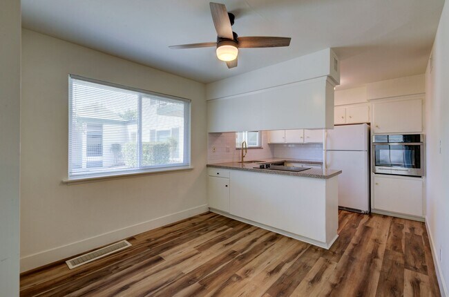 Foto del edificio - 5085 N Roosevelt Ave