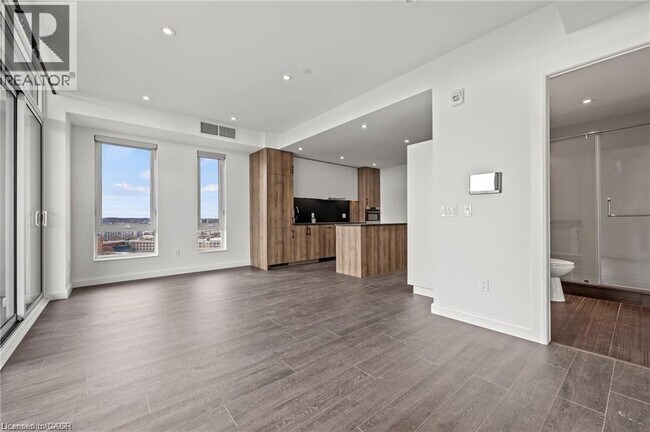 Photo du bâtiment - 741 King St W