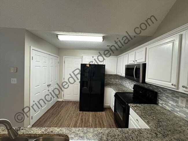 Foto del edificio - Nice 3 bedroom 2 bathroom home in great ne...