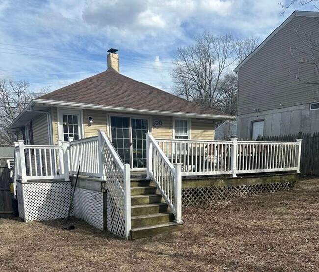 Building Photo - Charming 3 BR House in Pine Hill