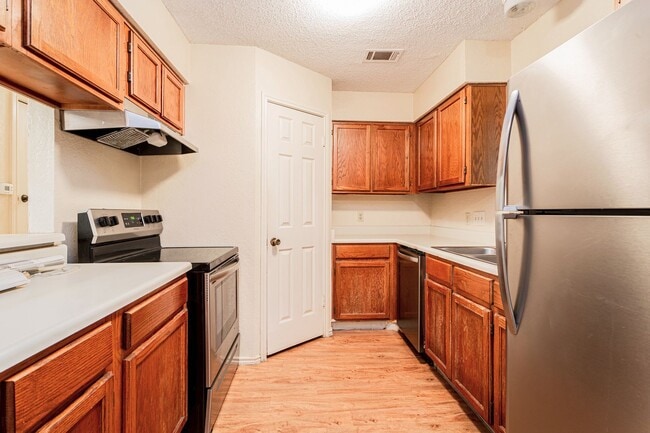 Building Photo - 404 Kenniston Dr