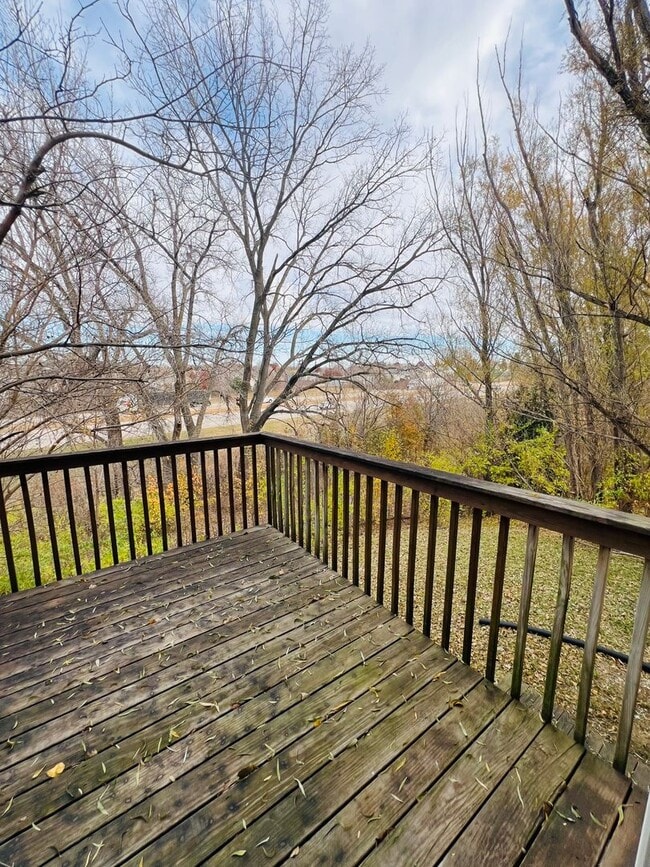 Photo - RENOVATED 4 bed 3.5 bath Duplex - Available for IMMEDIATE move in House