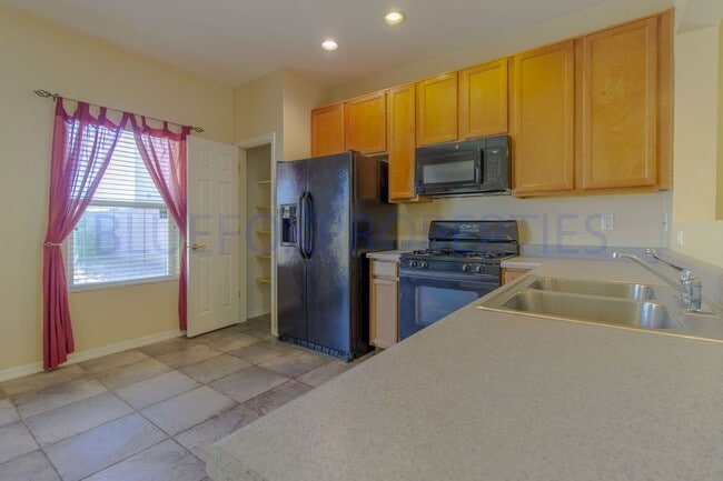Building Photo - 3 Bedroom 2-Story Large Backyard