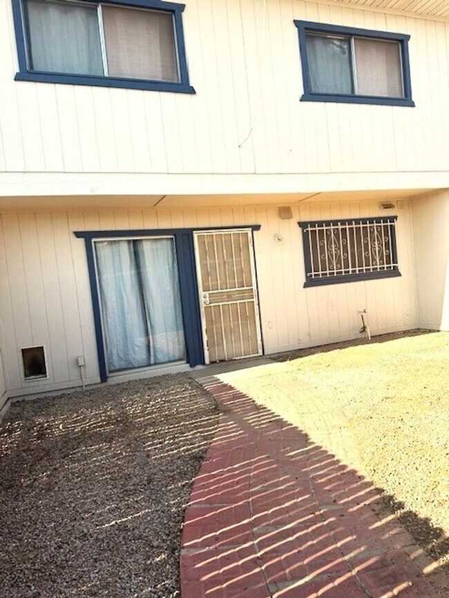 Building Photo - Charming 3BR Townhome in Glendale
