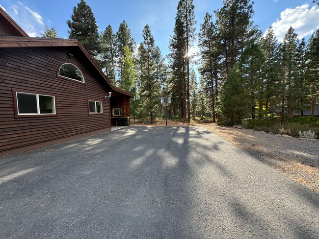 Building Photo - Luxury Mountain Retreat: 4-Bedroom Home wi...