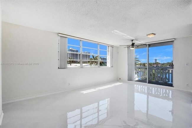 Building Photo - 3113 S Ocean Dr