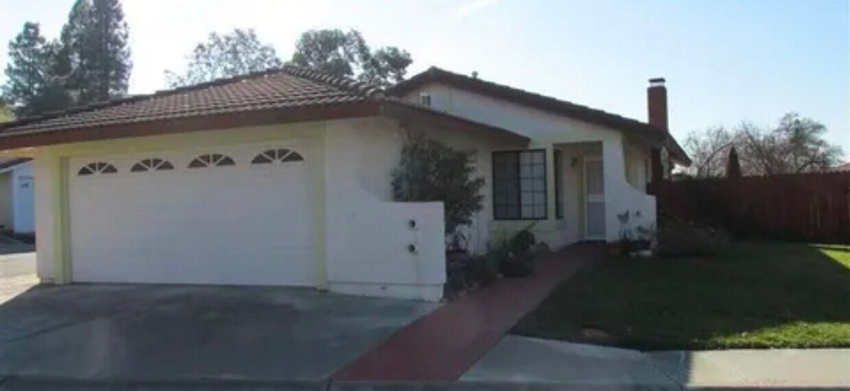 Building Photo - 3 bedroom 2 bath home with garage