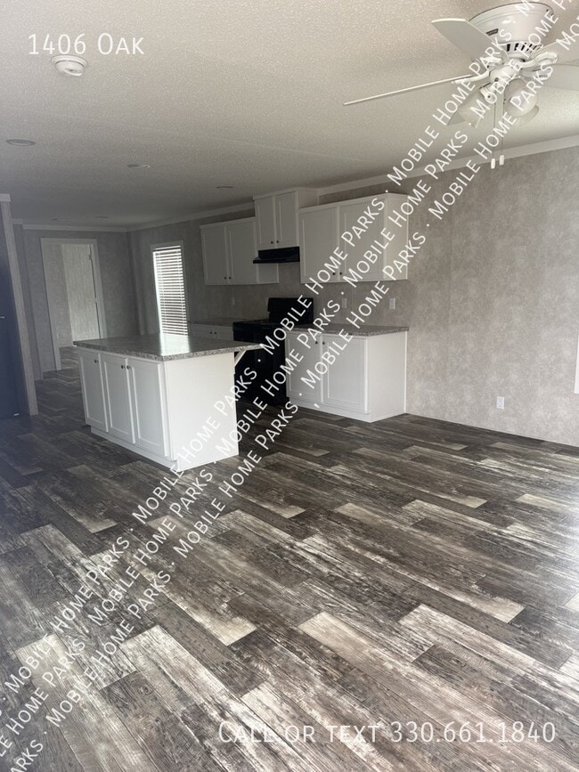 Building Photo - 1406 Oak-