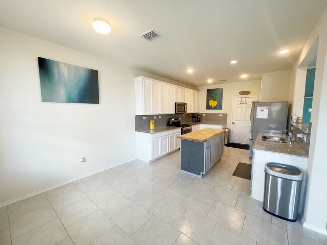 Building Photo - 3bed/2.5bath House For Lease! Available NO...