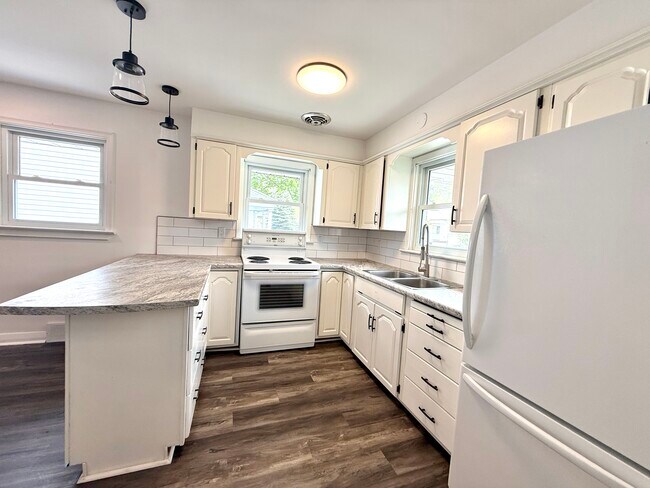 Building Photo - Beautiful 2 Bedroom + Den Main Floor Duplex in St Mary’s
