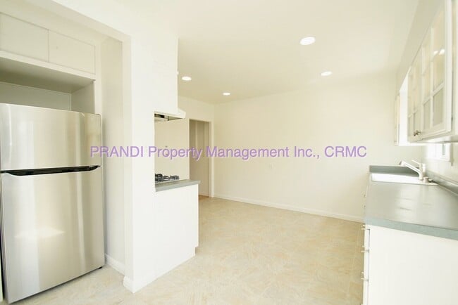 Building Photo - Charming 2-Bedroom Home with Vintage Touch...