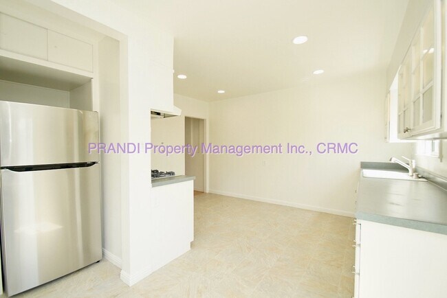 Foto del edificio - Charming 2-Bedroom Home with Vintage Touches, Spacious Kitchen & Prime Location Near Shops & Dining!
