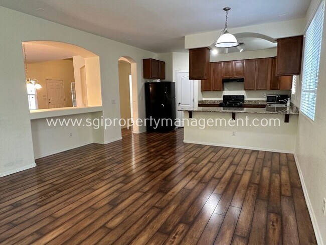 Foto del edificio - Phoenix home with over 2000 sq ft of livin...