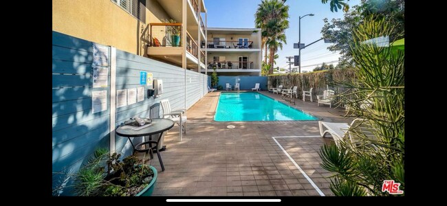 Foto del edificio - 330 S Barrington Ave