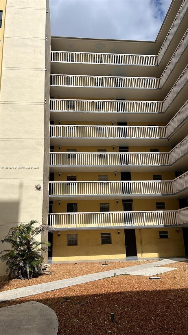 Foto del edificio - 15600 NW 7th Ave