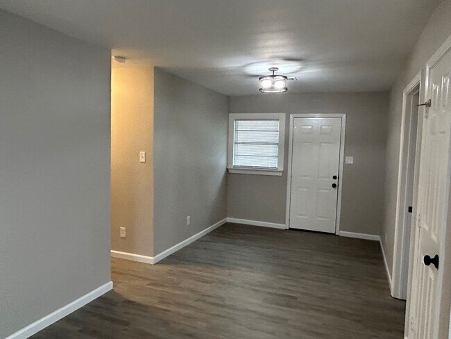 Disfrute de un amplio comedor. - 2245 E Overton Rd